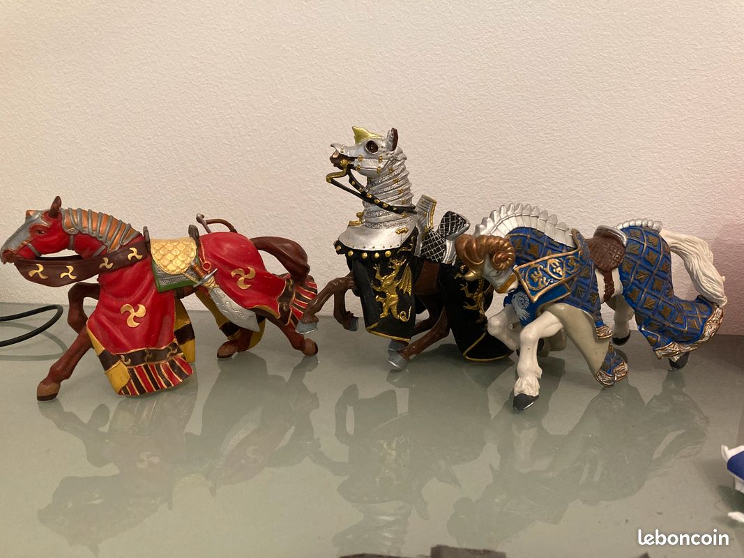 PAPO lot 2 chevaux médiévaux et 1 chevalier (image 1)