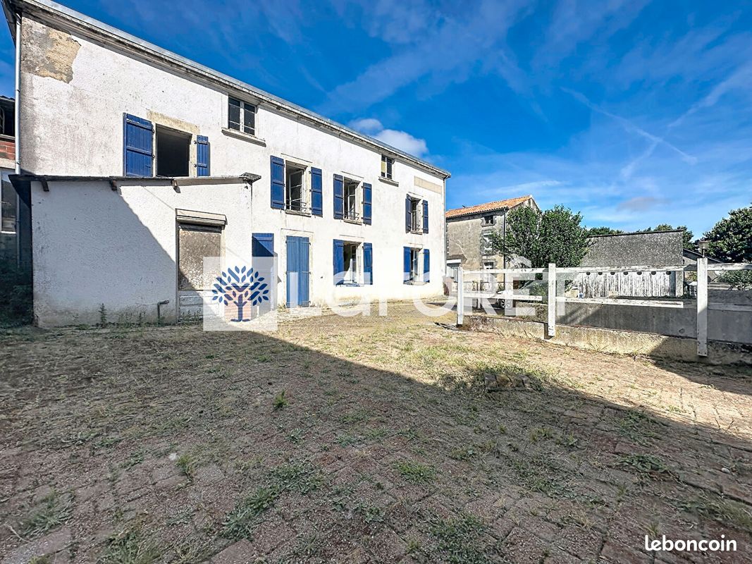 Maison 5 pièces 174 m² · à Saint-Pierre-du-Chemin · 174 m² · 56 390 €