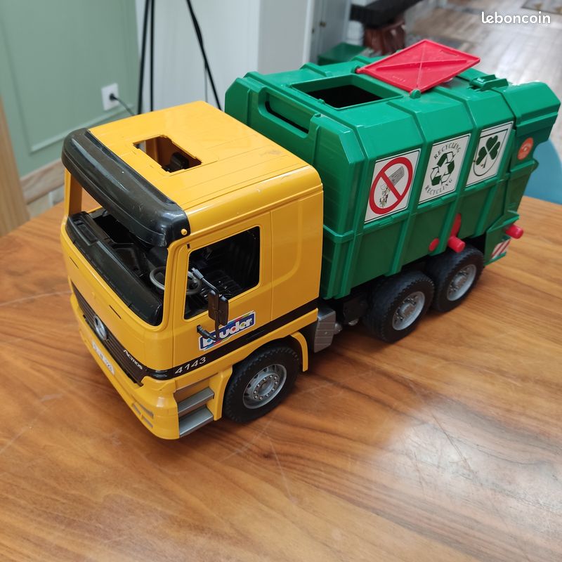 Camion-poubelle BRUDER (image 2)