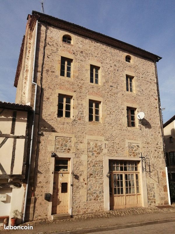 Appartement 11 pièces 220 m² · à Confolens · 220 m² · 164 000 €