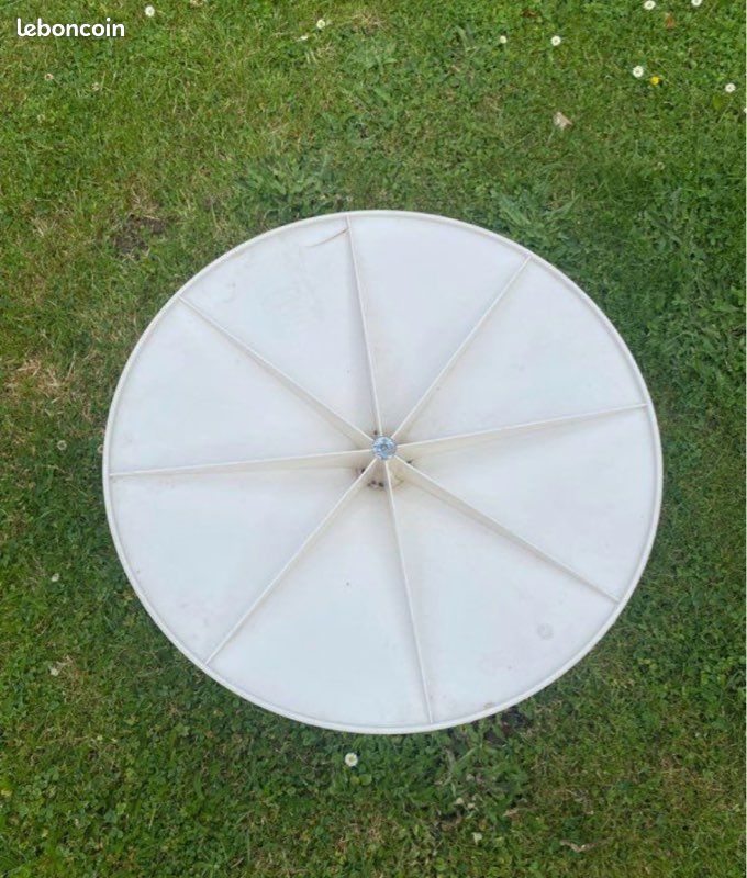 Table pied tulipe guéridon Thomas Sandell (image 3)