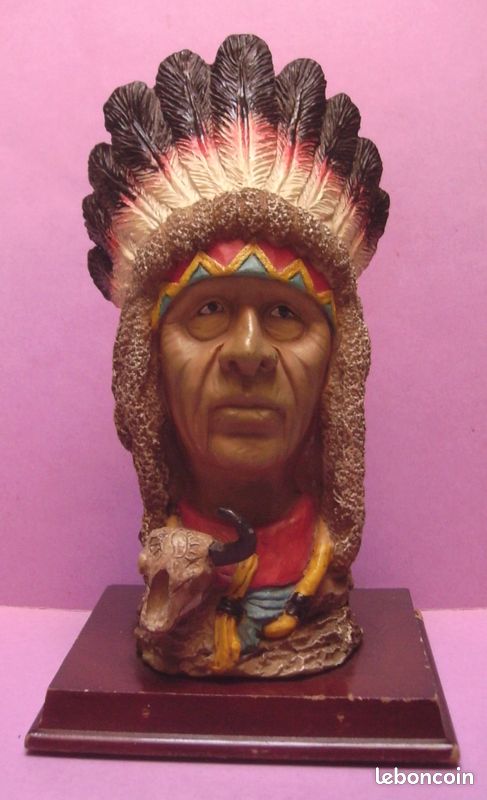 Statue / Statuette Buste De Chef Indien - Coiffe Plumes Et Tête De Bison / Buffle - The Peggy's Collection (image 1)