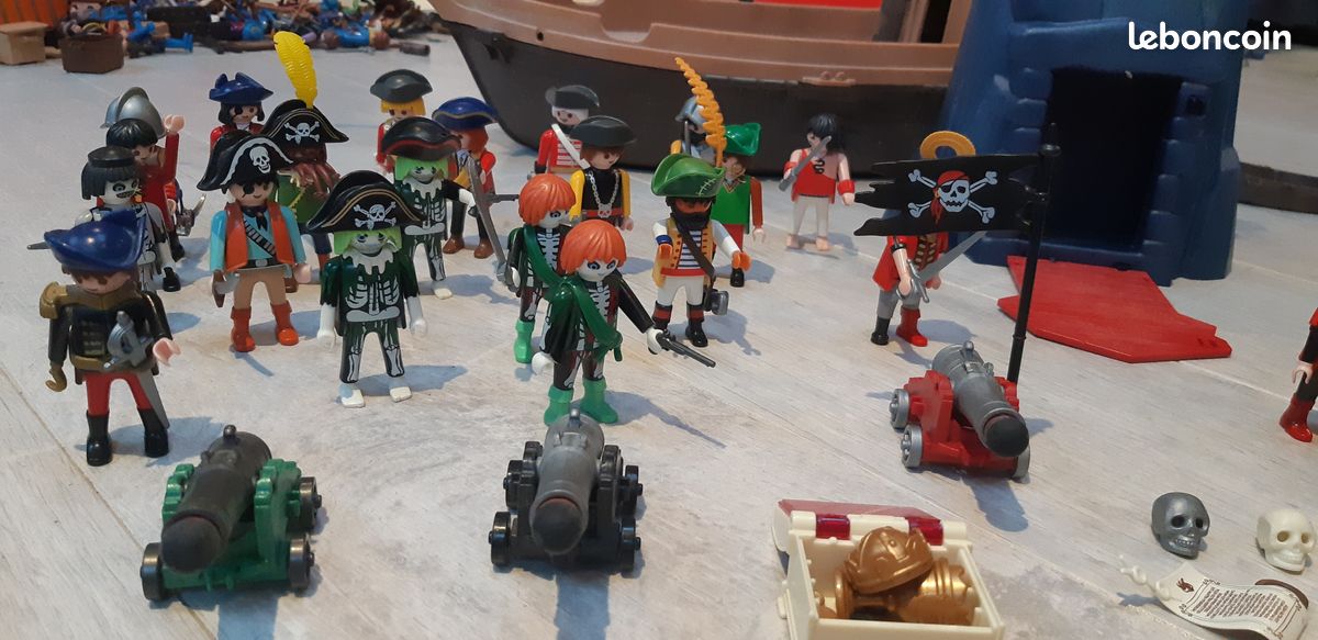 Lot 34 playmobil pirates (image 3)