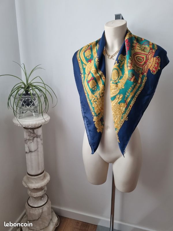 Foulard Carré Vintage PIERRE BALMAIN - Pure Soie, Motif Fleur Bleue, 90cm