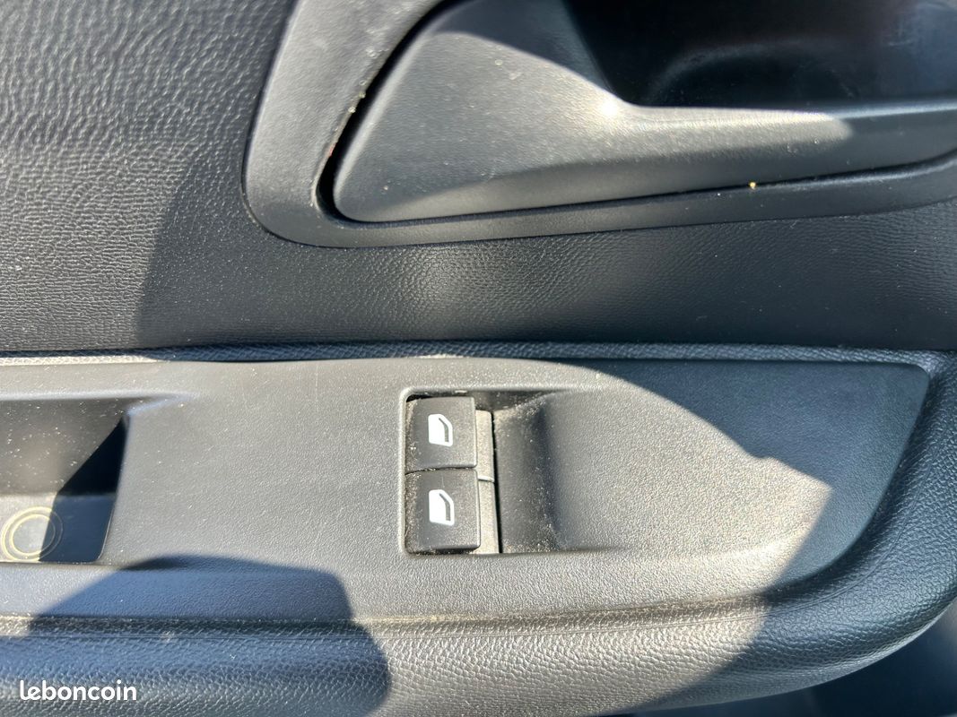 PEUGEOT 208 SOCIETE 1.5 BLUEHDI BVM6 100CH 7275HT CARPLAY - ENTRETIEN COMPLET PEUGEOT -REGULATEUR DE VITESSe (image 13)