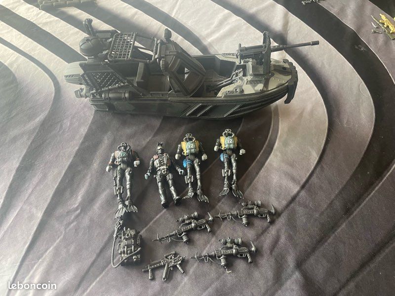 Lot soldats et bateau (image 1)