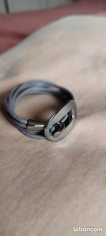Bracelet fantaisie cordon 
très bon état 

n'hésitez pas à composer un lot (image 2)