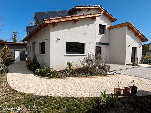 Très belle propriété familiale avec piscine et jardin aux abords de la ville
