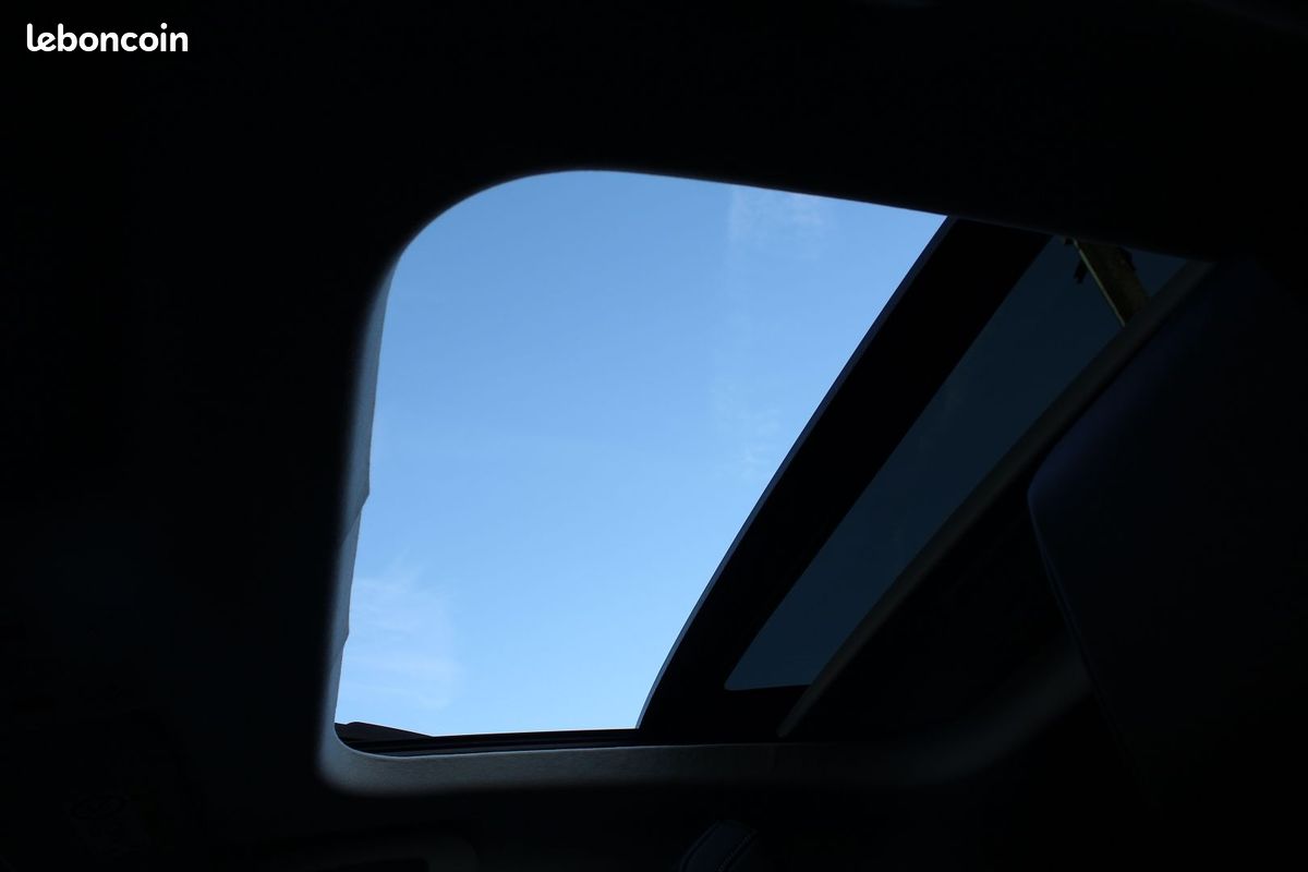 Citroen C4 PHASE SHINE BLUEHDI 110 CV BOITE 6V DIESEL CUIR TOIT OUVRANT CAMÉRA 360 GPS FULL LEDS (image 12)