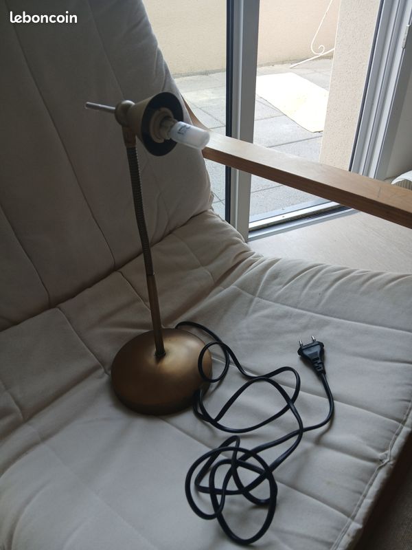 Lampe flexible dorée (image 1)