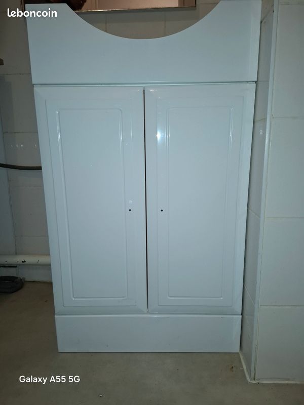 Un petit commode de sale de bain (image 1)