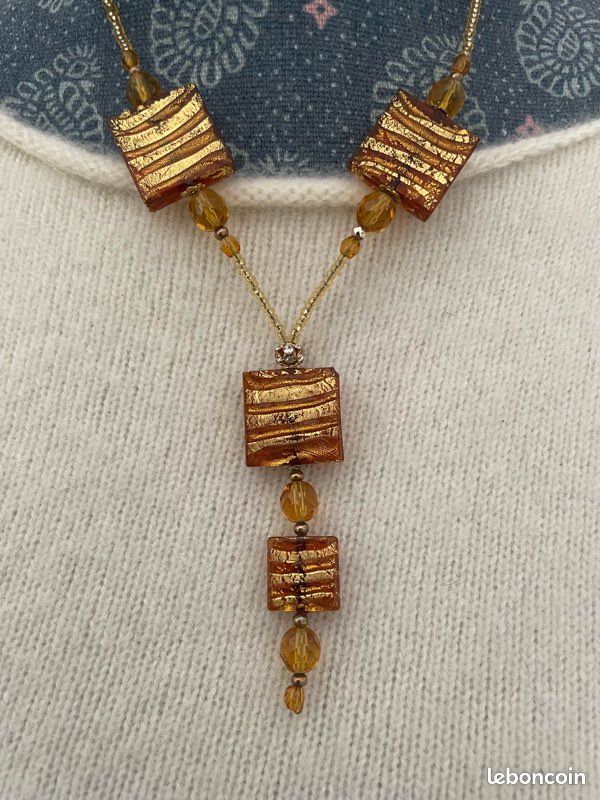Collier perles et carres ambrés (image 2)