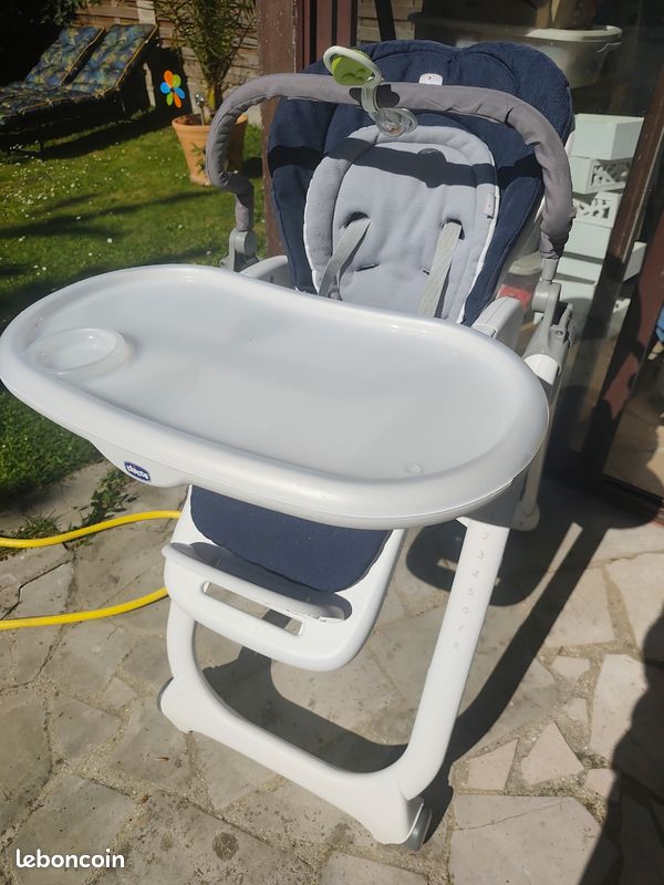 Chaise haute bébé avec tablette (image 1)