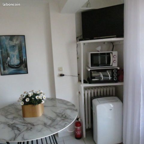 Studio indépendant 2 personnes dans villa mi-colline avec belle vue Cap d'Antibes . Parking gratuit (image 6)