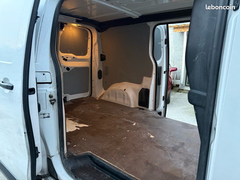 CITROEN JUMPY 2.0 BLUE-HDI 180cv CONFORT PLUS / H1 L1 / RÉGULATEUR / BOITE AUTOMATIQUE / BLEUTOOH / FEUX AUTO / FEUX LED / AIDE AU STATIONNEMENT / DISTRIBUTION NEUVE (image 9)