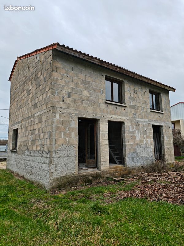 Maison 4 pièces 140 m² · à Chalais · 140 m² · 65 000 €