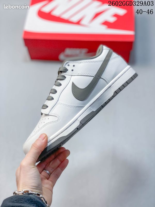 Chaussures Nike, excellent état, taille 43, couleur : Blanc (image 3)