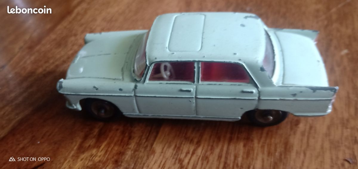 DINKY TOYS FRANCE - 553 - Peugeot 404 - Intérieur chocolat - En boite DINKY TOYS FRANCE - 553 - Peugeot 404 - Intérieur chocolat - En boite