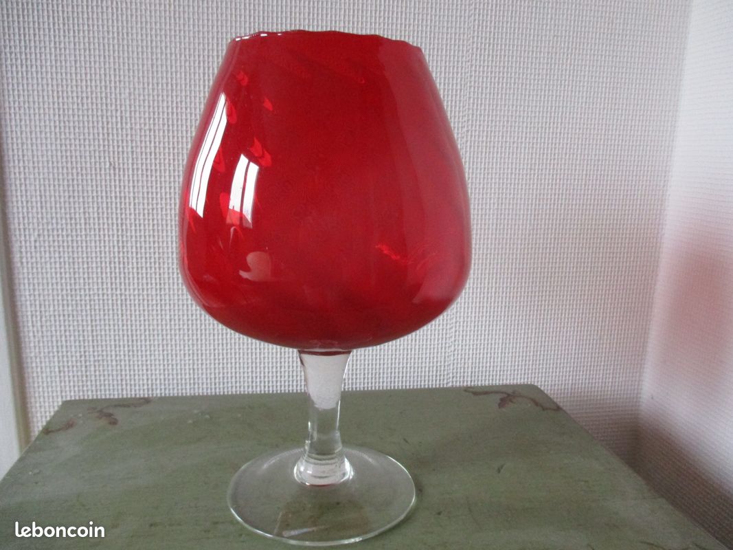 Coupe en verre rouge (image 1)