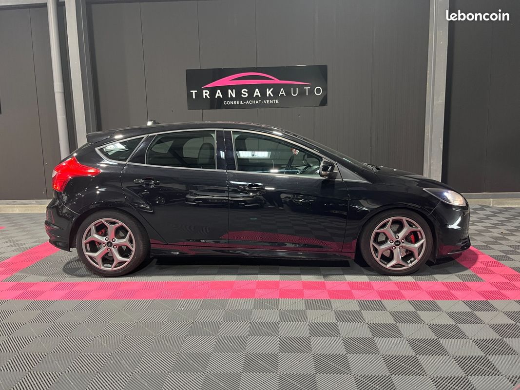 FORD FOCUS ST 2.0 SCTi 250 CV EcoBoost + SIÈGES CHAUFFANTS RECARO + BLUETOOTH + RADAR DE RECUL (image 2)