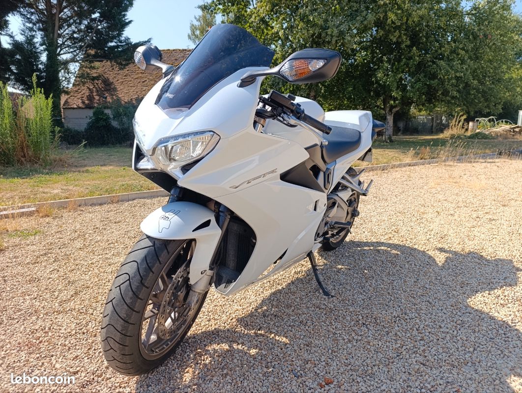 Vends VFR 800 (image 1)
