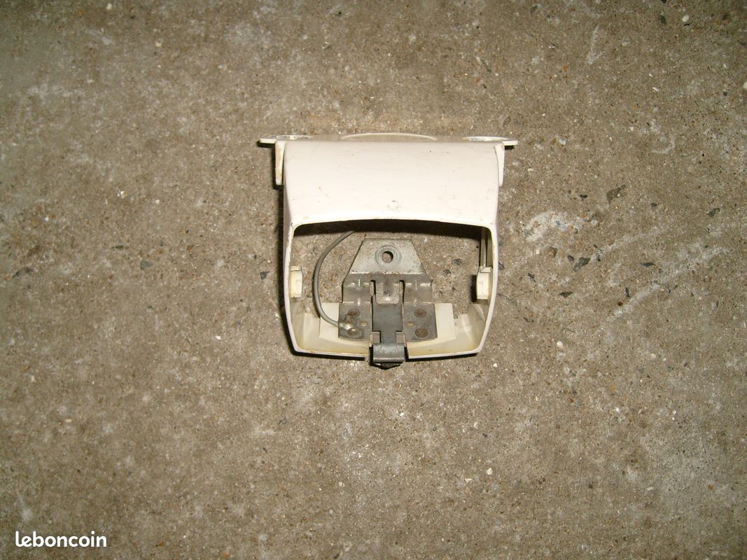 Plasturgie de phare de 102 (image 1)