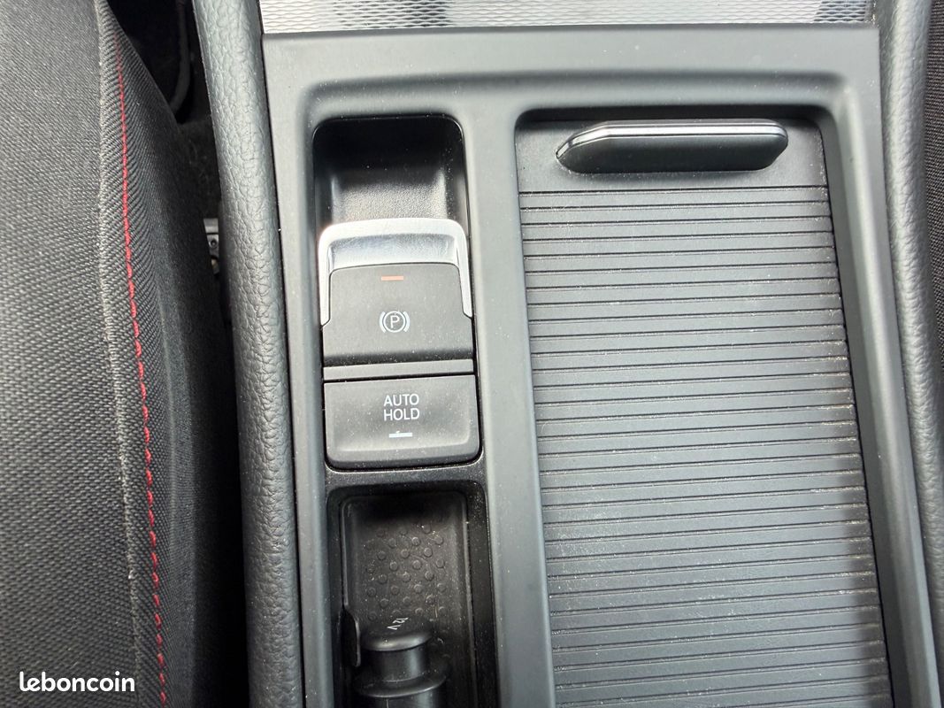 VOLKSWAGEN GOLF 7 GTI 2.0 TSI 220ch DSG6 - Sièges Chauffants / Carnet d'entretien - (image 26)