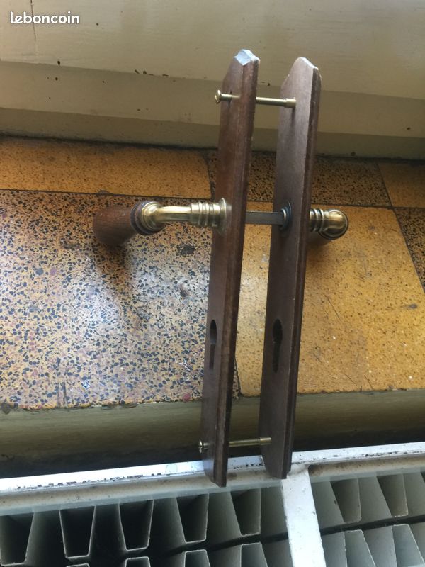 Une poignée de porte en bois intérieure complète (image 1)
