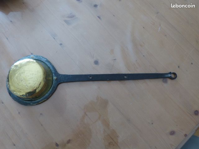Récipient poêlon laiton très ancien avec long manche en acier et divers (image 1)