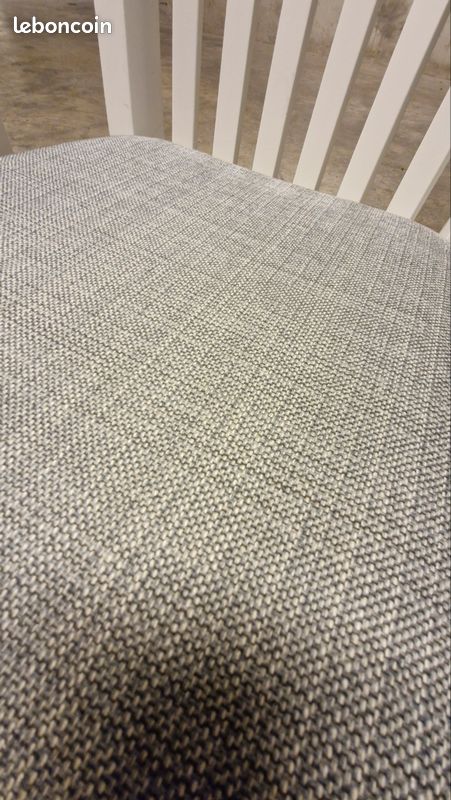 Chaise en bois blanc et tissu gris (image 4)