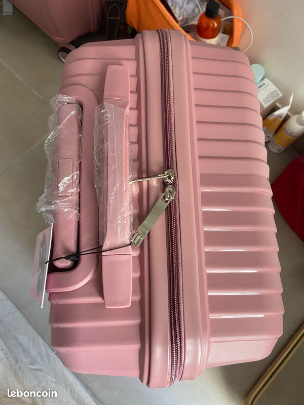 CELIMS - Valise Cabine Voyage avec Vanity Trousse de Toilette Approuvée par 100 Compagnies Aériennes | Légère et Rigide | Valise Cabine 55x35x25 | Valise Enfant | Champagne CELIMS - Valise Cabine Voyage avec Vanity Trousse de Toilette Approuvée par 100 Compagnies Aériennes | Légère et Rigide | Valise Cabine 55x35x25 | Valise Enfant | Champagne