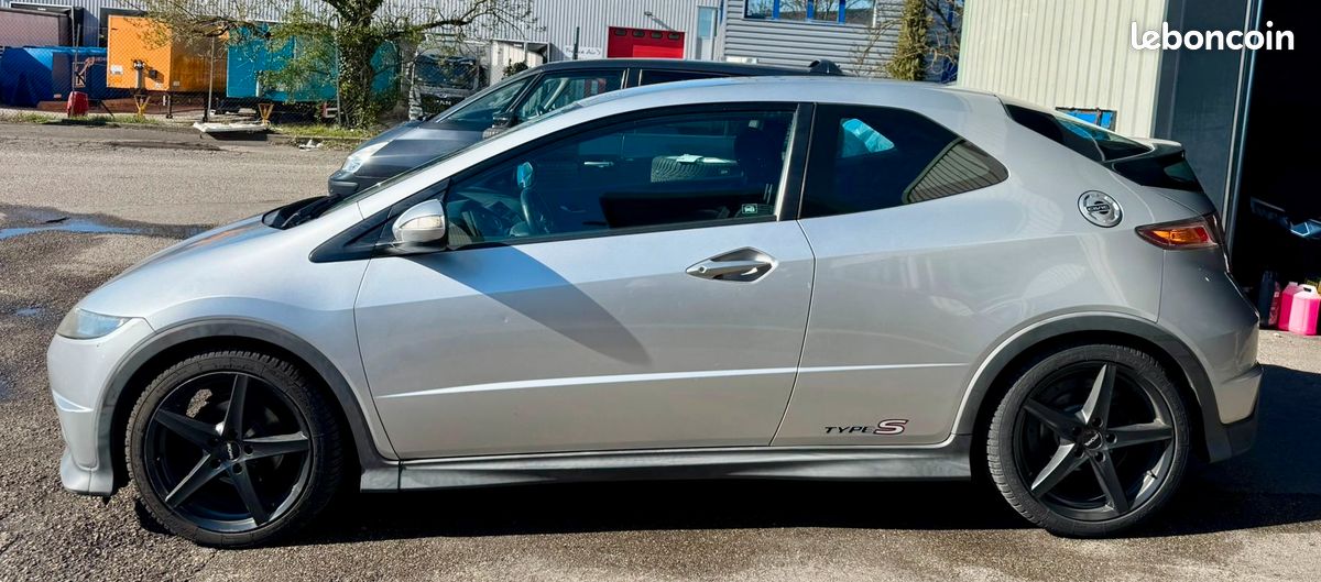 Honda Civic 8 (VIII) 1.8 I-VTEC 140 Ch Type S - 1 ère main - Clim Auto / Bluetooth / Finition Sport Alcantara (image 3)