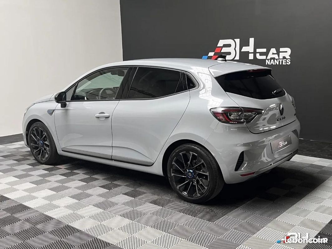 Renault Clio 1.6 E-Tech 145ch Full Hybrid Esprit Alpine (image 3)