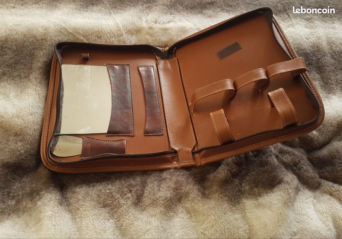 Trousse de toilette style cartable en cuir style croco vintage