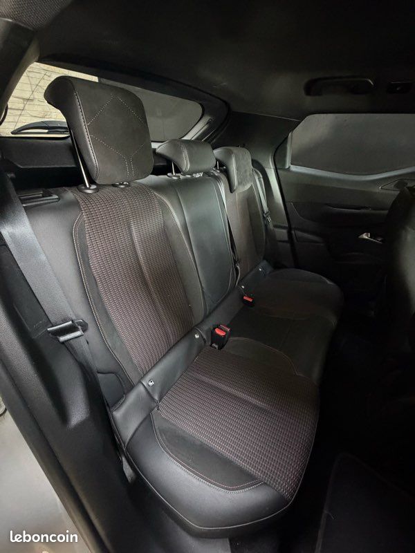 Garantie 12 Mois DS3 Crossback HDI 130 ch Performance Line EAT8 / CarPlay-Android / Climatisation automatique / Caméra de recul / I-Cokpit / Radar de stationnement Avant-Arrière (image 3)