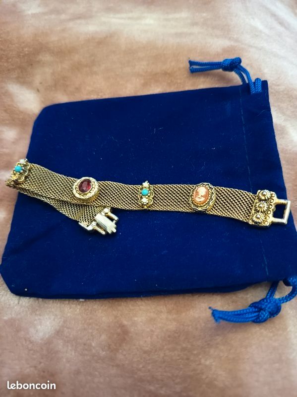 Bracelet plaqué or avec pierres rouges - France