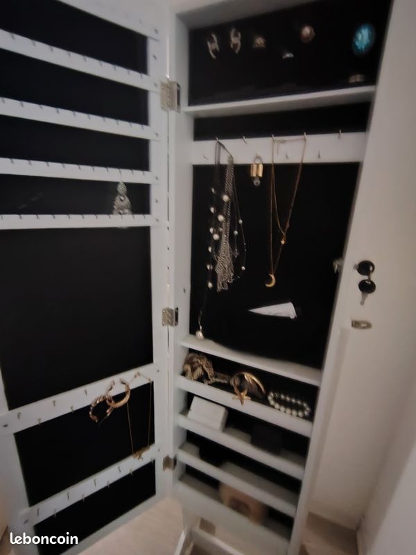 Meuble a bijoux avec cles (image 1)