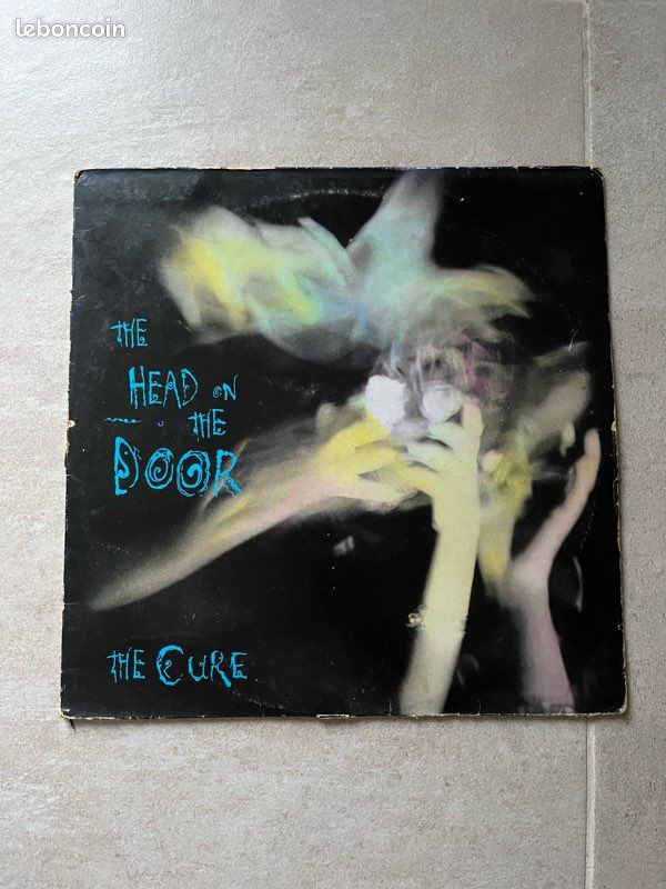 Vinyle the cure the head on the door (image 1)