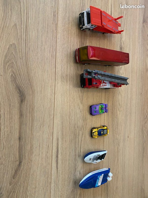 Différentes petites voitures, camions, avions, bateaux… (Hot Wheels…) (image 3)