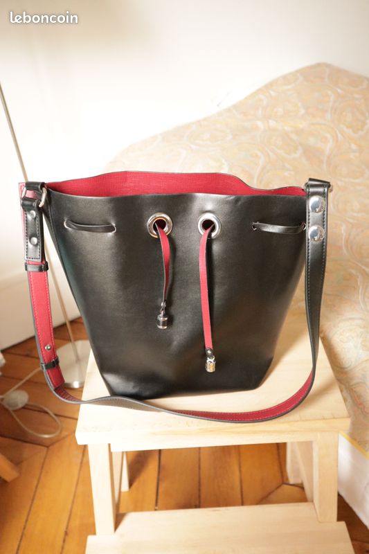 Sac noir et rouge en simili cuir, marque Zara basic, taille 22 x