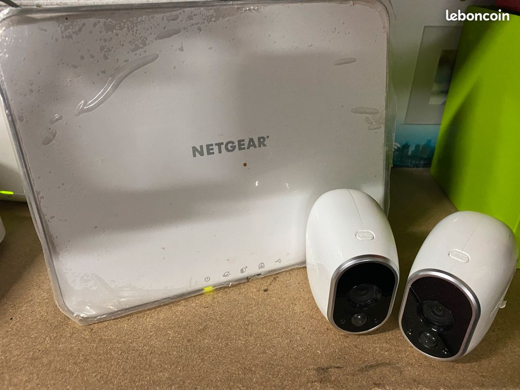 Arlo base + 2 cameras sans abonnement (image 1)