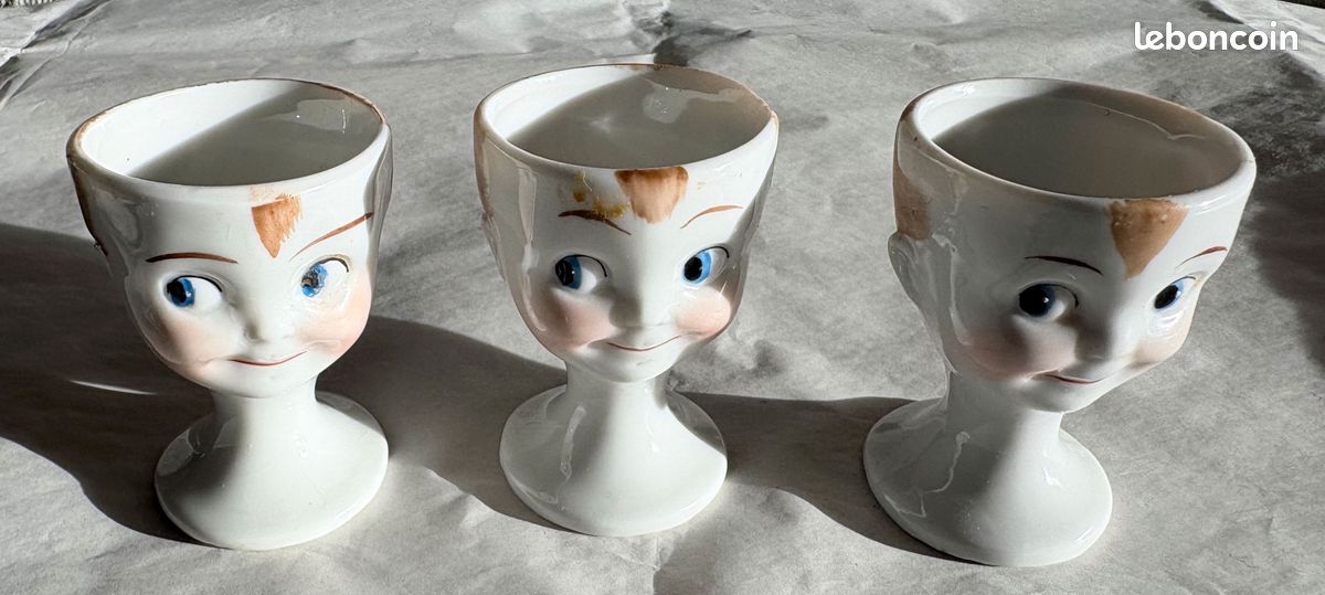 Set de 4 coquetiers en porcelaine blanche motifs palmiers 4.5x4.5x6.5cm Set de 4 coquetiers en porcelaine blanche motifs palmiers 4.5x4.5x6.5cm