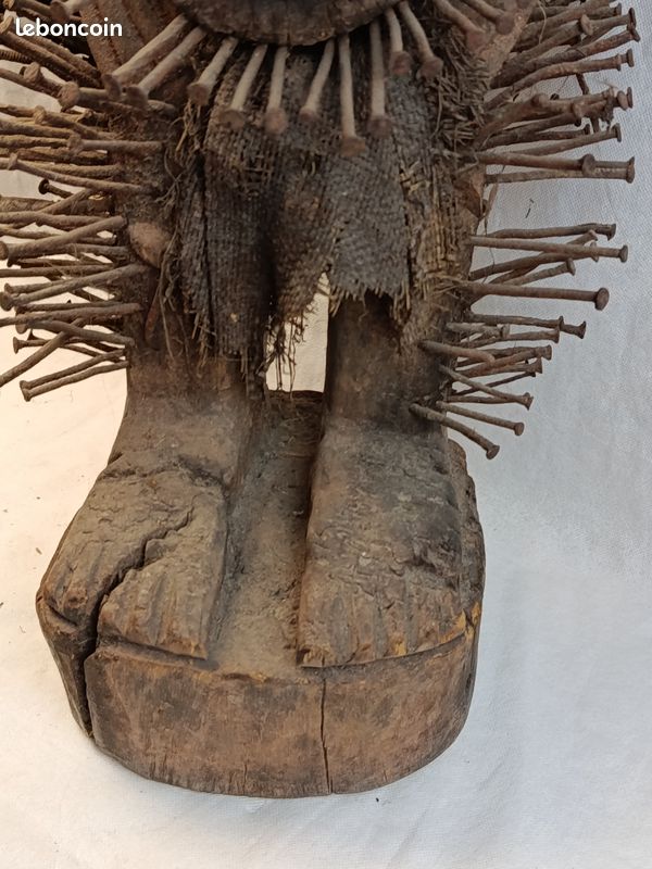 Fétiche africain Nkisi Nkondi clouté – Bois, métal, fibres – 72 cm (image 8)