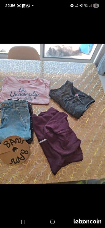Lot 8 ans fille
1 maillot de bain blanc
1 brassière sport rose
1 gilet gris
1 robe fête à paillettes 
3 shorts
1 t-shirt manches courtes 
1 veste à capuche (image 3)