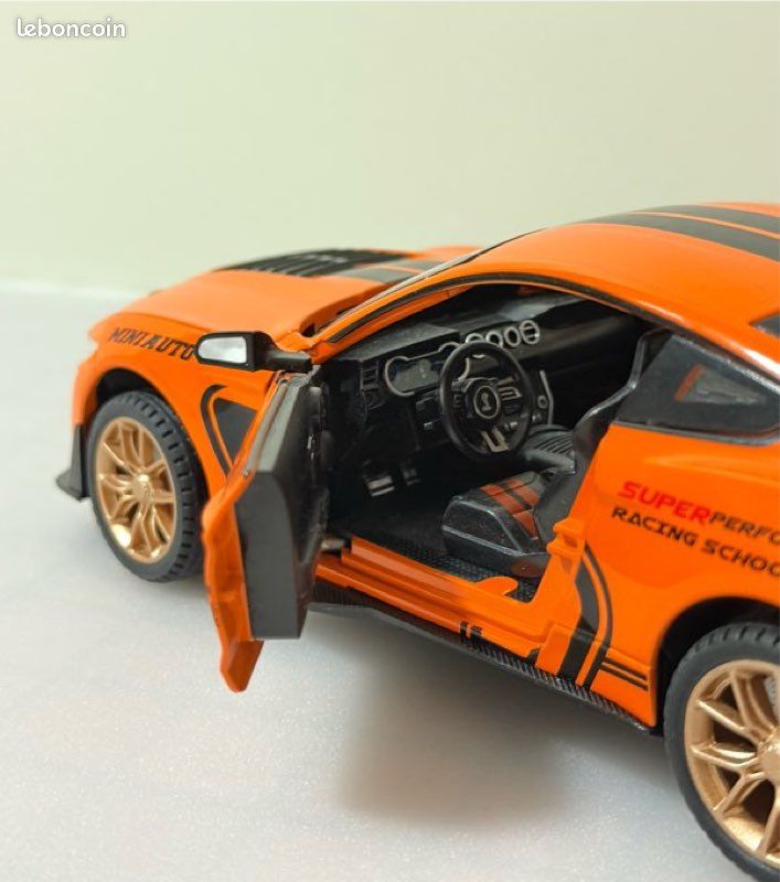 Voiture miniature de collection 1/24 Ford Mustang GT500 (image 4)