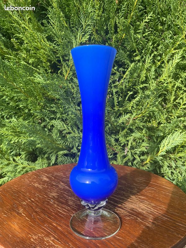 SOLIFLORE VINTAGE EN Opaline Bleue avec Pied en Opaline Blanche Vase