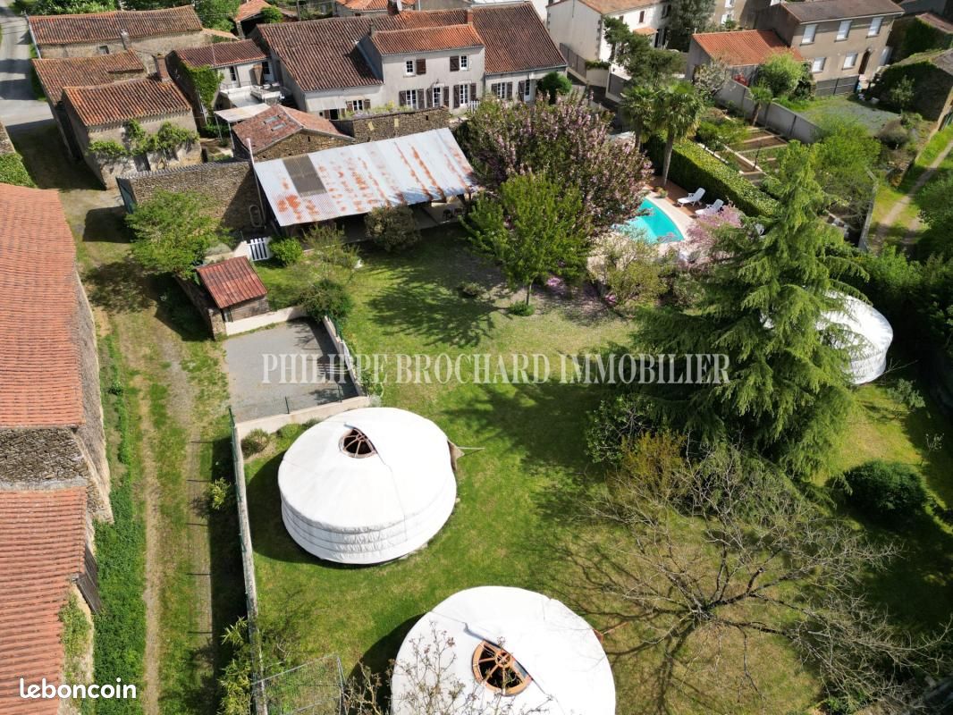 Maison 9 pièces 211 m² · à Bazoges-en-Pareds · 211 m² · 398 619 €