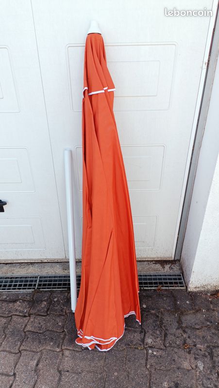 Grand parasol avec pied (image 1)