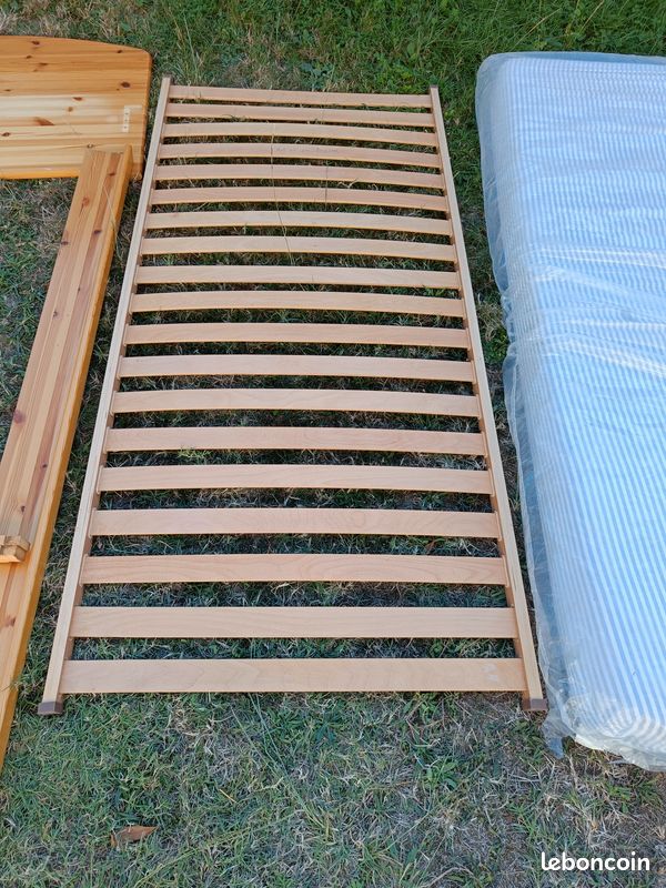 Beau Lit 190cm * 90 cm avec sommier en latte et matelas (vendu déjà démonté) (image 1)