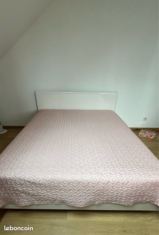Lit blanc laqué 160 × 200 cm avec sommier – À vendre À vendre, lit blanc laqué avec sommier, dimensions 1,60 m × 2,00 m. Vente pour cause de déménagement. À venir récupérer sur place (image 7)